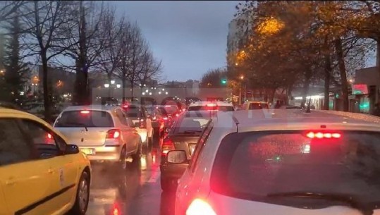 Reshjet masive/ Trafik i rënduar në Tiranë (VIDEO)