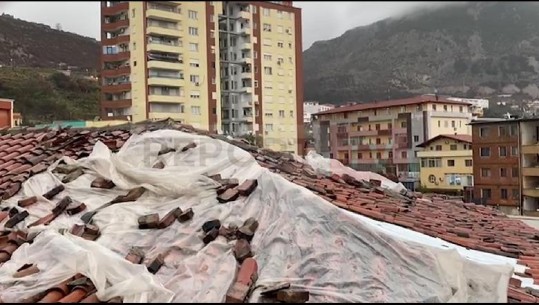 Moti i keq, dëmtohet çatia e një pallati 3 katësh në Lezhë
