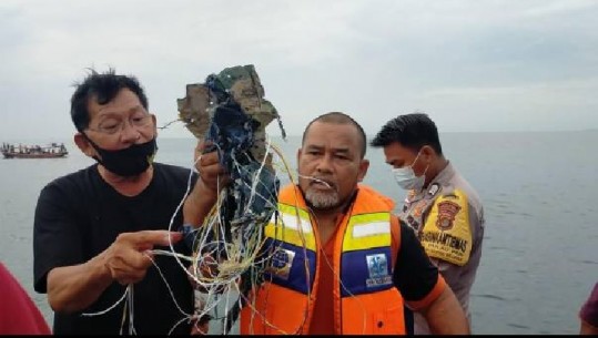 Zhdukja e avionit në Indonezi, disa peshkatarë gjejnë sende që dyshohet se u takojnë pasagjerëve