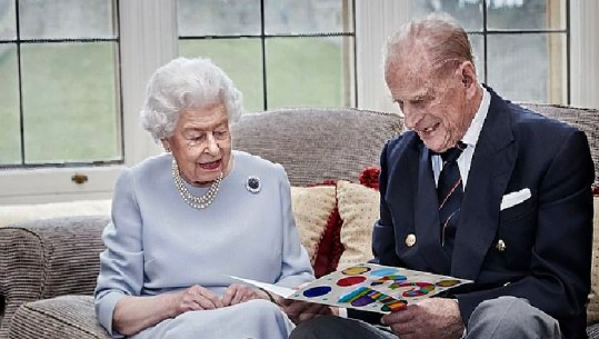 Mbretëresha Elizabeth II dhe Princi Philip bëjnë vaksinën kundër COVID-19
