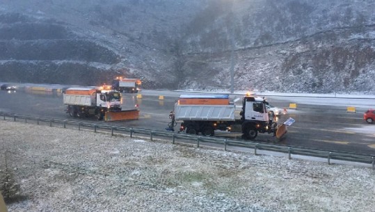 Reshje të dendura dëbore në Kukës, 20 borëpastruese për pastrimin dhe kriposjen e Rrugës së Kombit