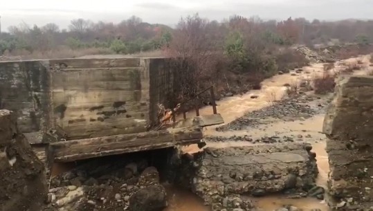 Përmbytjet në Lezhë, shembet ura në fshatin Kalivaç, izolohen banorët