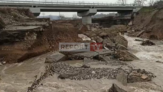 Kurbin/Shkatërrohet rruga dhe dëmtohen këmbët e urës në fshatin Shpërdhet, izolohen banorët (VIDEO)