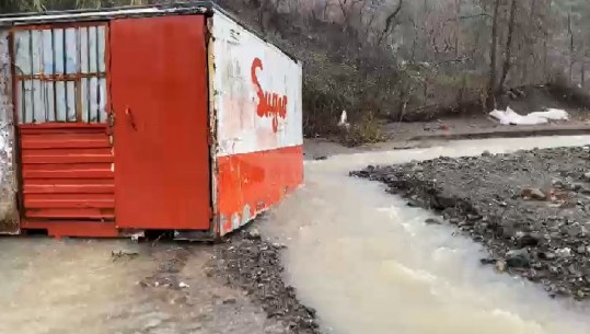 Reshjet e shiut në Lezhë/ Uji në fshatin Troshan gërryen rrugën merr para kontejnerin! Rrezikohen disa banesa (VIDEO)