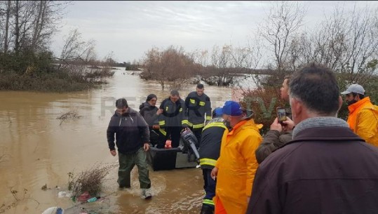 Lezhë/ Kishte mbetur i bllokuar në mes të ujit, shpëtohet qytetari! Pamje nga operacioni i zjarrfikësve dhe Emergjencave