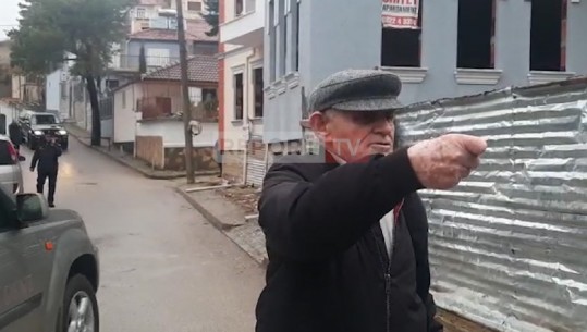 Grabitja në Korçë/ Fqinji: Kambisti ishte i gjakosur në fytyrë, ia hoqa nga duart autorin ‘i thashë mos e vrit’ (VIDEO)