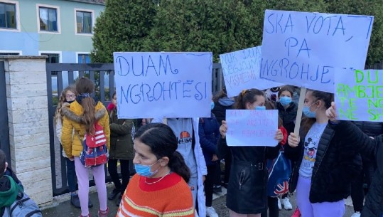 Nxënësit e një shkolle 9-vjeçare në Elbasan bojkotojnë mësimin: Duam ngrohje!