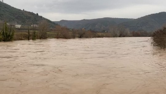 Përmbytjet/ Pezullohet mësimi në dy shkolla në qarkun e Elbasanit! Rënie gurësh në disa akse, pa drita disa zona