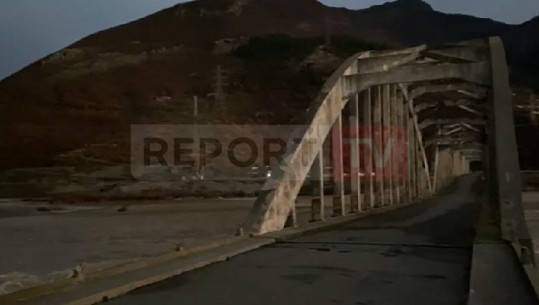 Reshjet masive të shiut/ Dëmtohet ura e Zogut në Milot, bien mbi lumin Mat disa pjesë të saj
