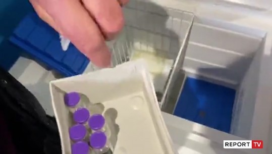 Ja frigoriferi ku mbahen vaksinat anti-COVID në ‘Air Albania’ (VIDEO)