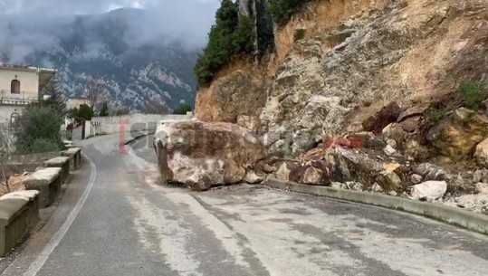 Bllokoi aksin rrugor Krujë-Qafshtamë, masivi shkëmbor do të thyhet me eksploziv (VIDEO)