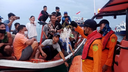 Avioni me 62 persona në bord u zhduk të shtunën në Indonezi, zhytësit gjejnë kutinë e zezë dhe pjesë të trupave të disa personave