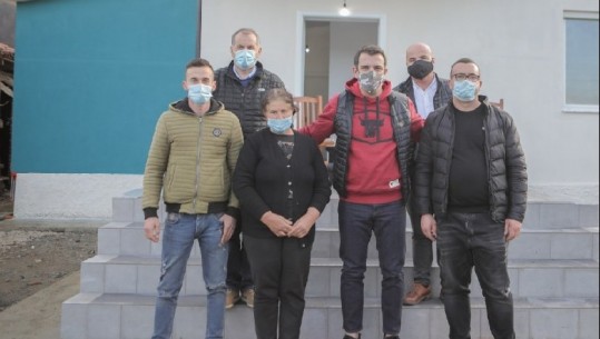 Veliaj vizitë në shtëpinë e re të familjes Allmuça në Baldushk: Nuk duhet harruar kur Tirana përmbytej nga ata që sot bëjnë gam-gam nga Gjiri Lalzit (VIDEO)