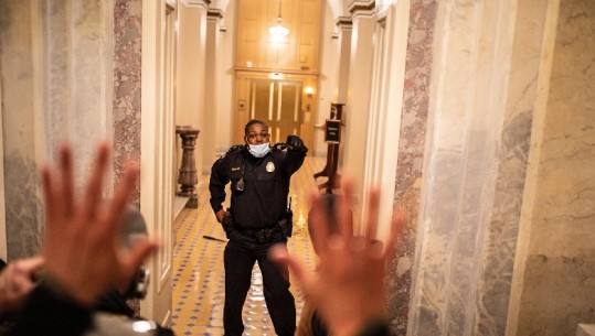 Polici hero që shpëtoi Senatin, i vetëm para protestuesve 