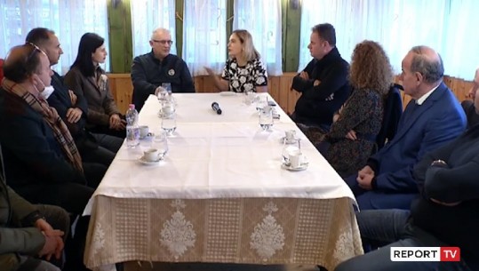 ‘Këtu janë socialistët më të zhgënjyer’/ Kryemadhi takimin me banorët e Njësisë 5 në Tiranë: COVID shkatërroi bizneset, paketat ekonomike nuk u vunë në funksion (VIDEO)