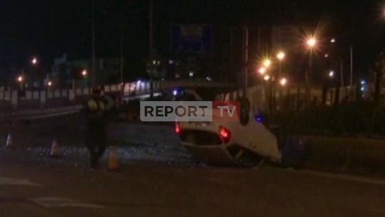 Aksident rrugor në Tiranë/ Makina kthehet përmbys, 2 të plagosur (VIDEO)