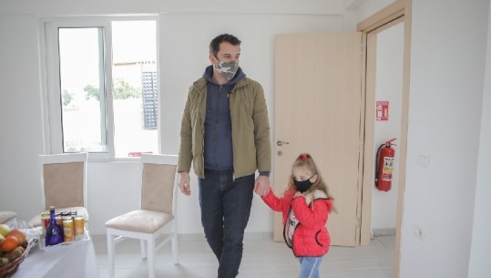 Tre familje në Zall-Herr në shtëpi të reja, Veliaj: Nuk i ndajmë në të majtë e të djathtë! Ata e kishin në dorë Tiranën dhe s'ngulën një gozhdë (VIDEO)