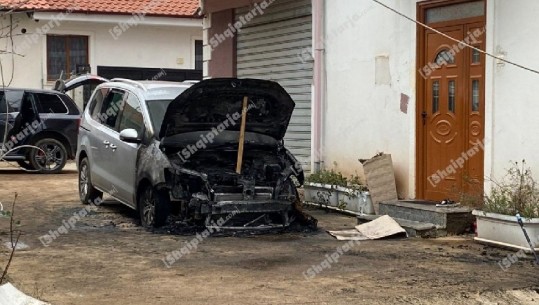 Publikohen pamje të makinës së djegur të oficerit në Librazhd
