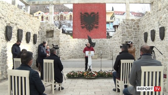 Ceremonia te vendvarrimi/ Përkujtohet në Lezhë 553-vjetori i Skënderbeut! Ndreu: Figura që na bën bashkë (VIDEO)