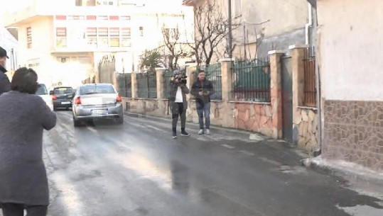Aksidenti në Tiranë, e mitura u përplas nga makina në derë të shtëpisë! Fqinjët: Rruga s’ka trotuar, mjetet kalojnë me shpejtësi! Shoferi u arratis (VIDEO)