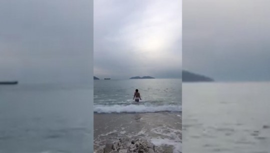 Videolajm/ Shqipëria ‘ngrin’ nga i ftohti, në Vlorë plazh familjarisht