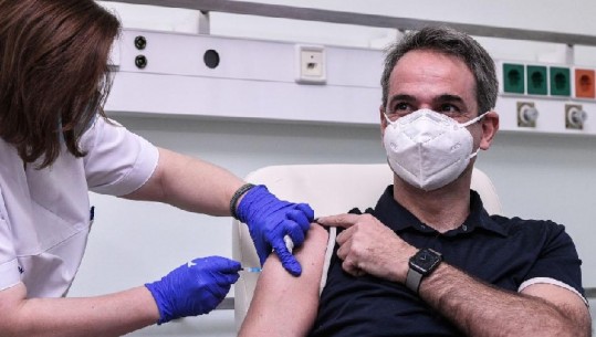 Kryeministri i Greqisë, Kyriakos Mitsotakis merr dozën e dytë të vaksinës anti-COVID 