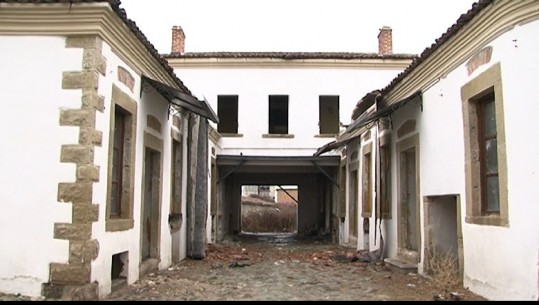 Mure të rrënuara dhe tavane të shembur, konflikti i pronësisë degradon Hanin e Gjelit në Korçë