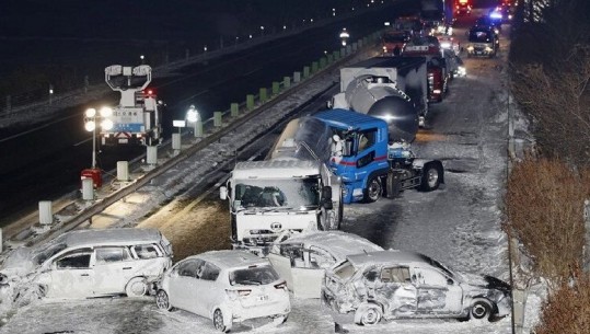 Japoni, përplasen 130 makina nga stuhia e dëborës  (VIDEO)