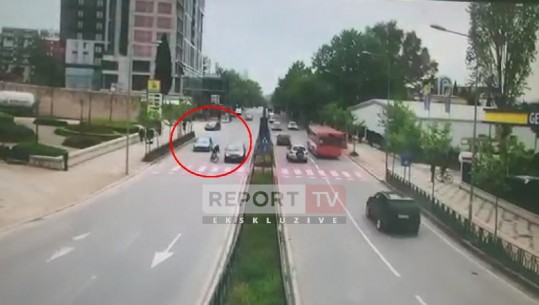 Report Tv siguron videon/Momenti kur biçikleta futet mes makinave dhe godet njërën prej tyre! Fati shpëton çiklistin