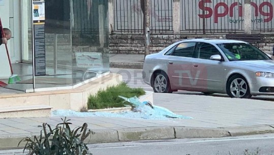 Gjirokastër/Makina humb kontrollin, përplaset me fasadën e dyqanit, shoferi arratiset nga vendngjarja