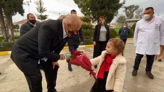 VIDEOLAJM/ Vajza e vogël i dhuron lule Ramës: Ti je dashuria ime