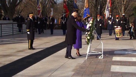 Joe Biden dhe Kamala Harris nderojnë të rënët tek Ushtari i Panjohur (VIDEO)