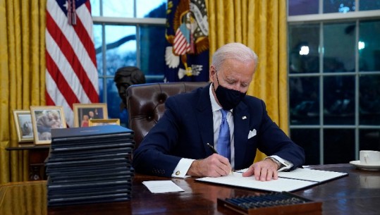 Orët e para në zyrën ovale, Biden shfuqizon disa nga politikat e ish-Presidentit Trump