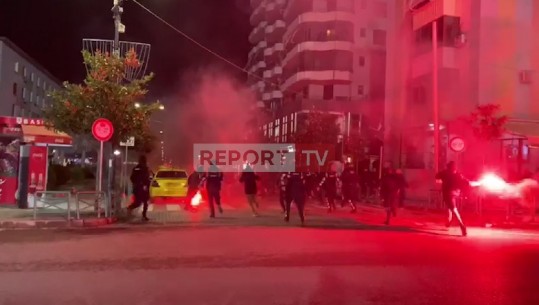 Derbi nis me dhunë e flakadanë, përplasen tifozët në ‘Elbasa Arena! Tentohet të digjet një makinë (VIDEO)