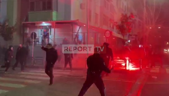 Derbi Partizani-Tirana/ Përplasen tifozët në ‘Elbasan Arena', tentohet të digjet një makinë dhe thyhen xhamat e lokalit! Policia nis shoqërimet