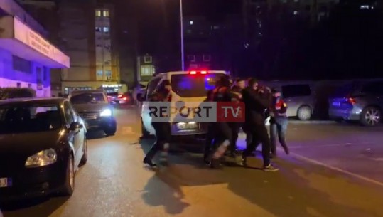 Elbasan, përplasjet e tifozëve gjatë derbit Partizani-Tirana, policia nis shoqërimet (VIDEO)