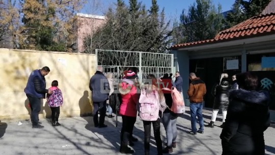 Mungon ngrohja, prindërit blejnë rezistenca për shkollat në Elbasan (VIDEO)