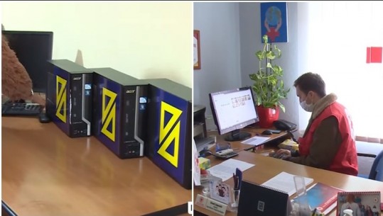 Banka Credins dhuron kompjutera për Kryqin e Kuq Elbasan