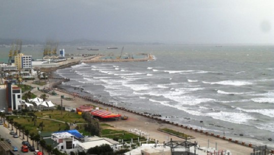 Situata e motit/ Deti me forcë 6 ballë në Durrës, tragetet kanë mbërritur në Bari sipas grafikut