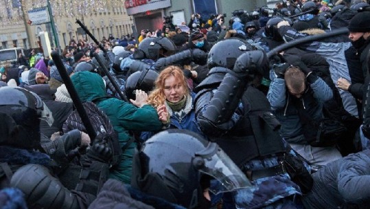Arrestimi i liderit opozitar rus/ Qytetarët sfidojnë të ftohtin -50 gradë dhe COVID-in! Mbi 40 mijë qytetarë në shesh, policia arreston dhunshëm 2000 prej tyre