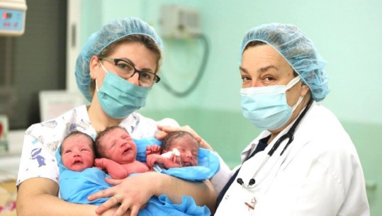 ‘Zemra plot’ për familjen dibrane, lindin shëndosh e mire trinjakët në maternitetin ‘Mbretëresha Geraldinë’