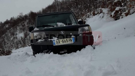 Bora gjysmë metri/ Fshati Panarit në Korçë me 40 familje i bllokuar prej 13 ditësh, banorët tentojnë të hapin vetë rrugën, por pa sukses 