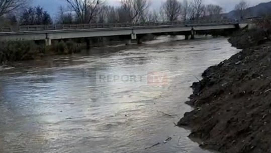 Ishmi del nga shtrati, dhjetëra hektarë nën ujë në fshatrat Murqinë, Mallkuç dhe Bilaj, hera tretë brenda një muaji që përmbyten (VIDEO)