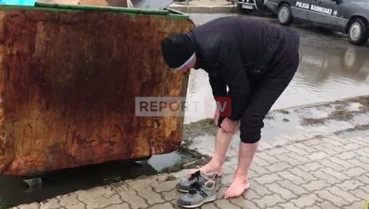 VIDEO-LAJM/Rruga bllokohet nga uji në Bulqizë, qytetari heq këpucët për ta kaluar