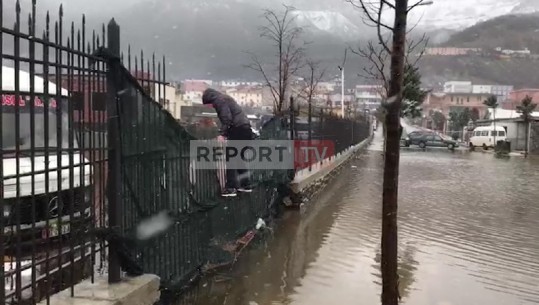 VIDEO-LAJM/'Tarzani' nga Bulqiza në majë të hekurave për të kaluar rrugën e përmbytur