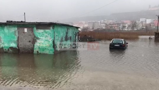Makina si 'varkë' në Bulqizë, mbulohet nga uji (VIDEO)