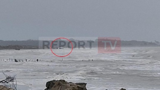 Moti i keq, gomonia e gjetur dje në Vlorë vijon të qëndrojë në bregdet! Monitorohet nga policia kufitare