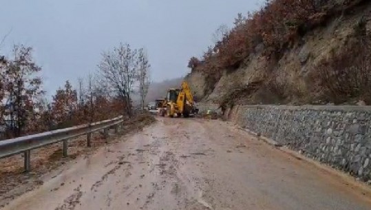 Rënie gurësh prej motit të keq, rruga Peshkopi-Tiranë e kalueshme dhe pa probleme