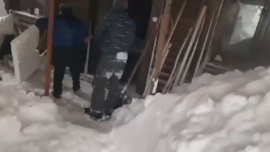 ‘O Pjetër, Pjetro’...VIDEO nga momenti kur qytetari shpëtohet pasi ishte izoluar në shtëpi nga bora 4 metër (VIDEO)