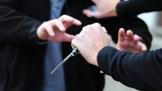 Sherr me thika në Durrës, plagoset 19-vjeçari! Autori i dyshuar kapet duke shkuar në shtëpi